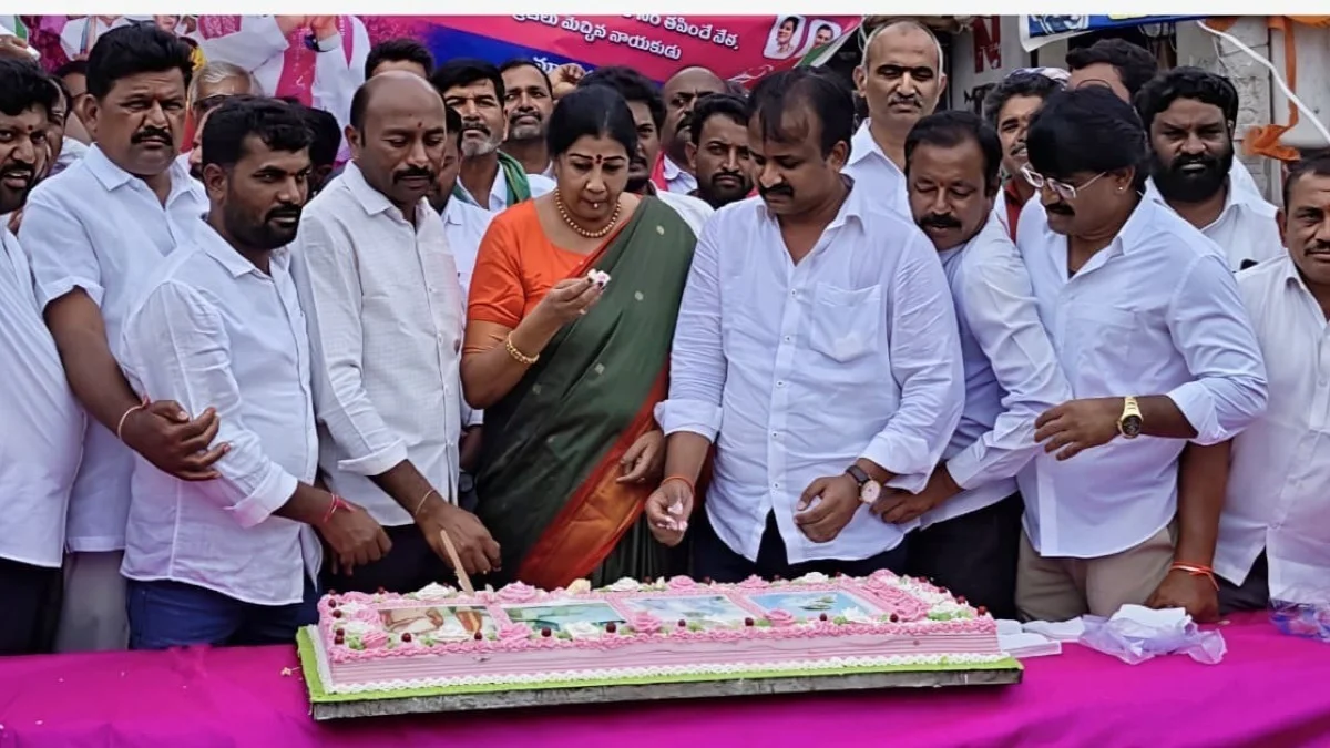 దేవరుప్పులలో ఘనంగా మాజీ మంత్రి ఎర్రబెల్లి దయాకర్ రావు జన్మదిన వేడుకలు